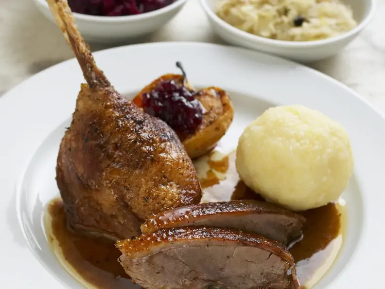 Gänsebraten mit Kartoffelkloß, Rotkraut und Sauerkraut