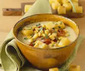 Cremige Maissuppe mit Polentacroutons