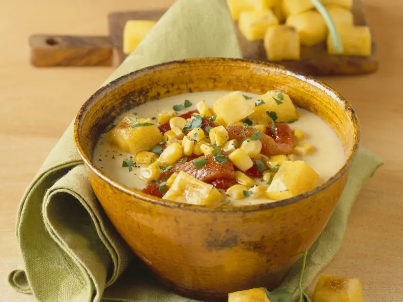 Cremige Maissuppe mit Polentacroutons