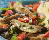 Gebratener Hering mit Püree und Salat