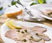Kalbsfleisch mit Kapern-Thunfisch-Soße (Vitello tonnato)