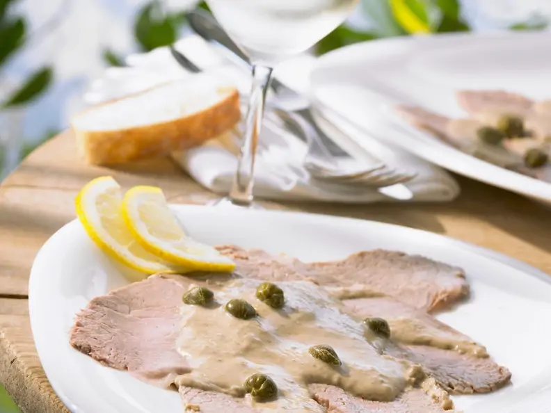 Kalbsfleisch mit Kapern-Thunfisch-Soße (Vitello tonnato)