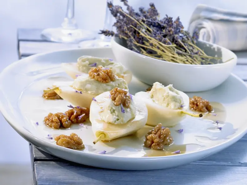 Birnen mit Roquefort-Füllung und Walnüssen