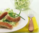 Bratwürste mit scharfem Erbsen-Wasabi-Püree