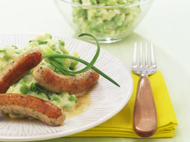 Bratwürste mit scharfem Erbsen-Wasabi-Püree