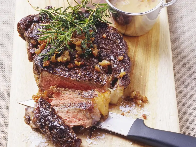 Entrecote mit Krusteln und Edelzwiebeln