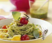 Pasta mit Salat-Pesto und Cherrytomaten