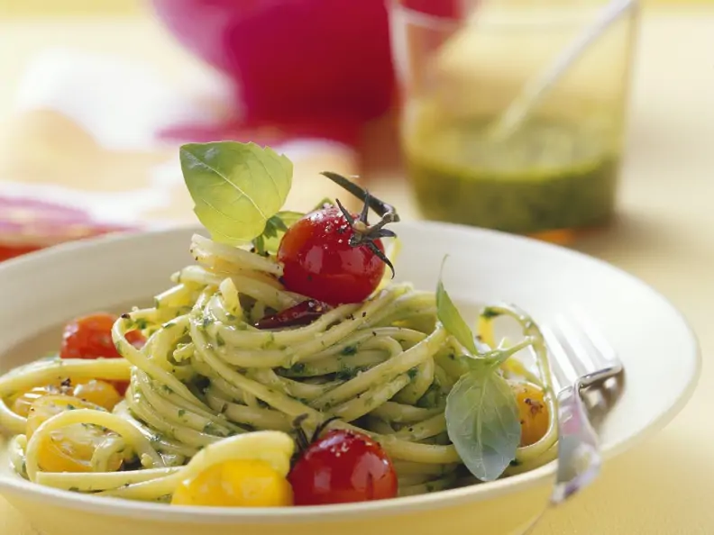 Pasta mit Salat-Pesto und Cherrytomaten