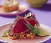 Thunfischsteak in Pfeffermantel mit Melonensalsa