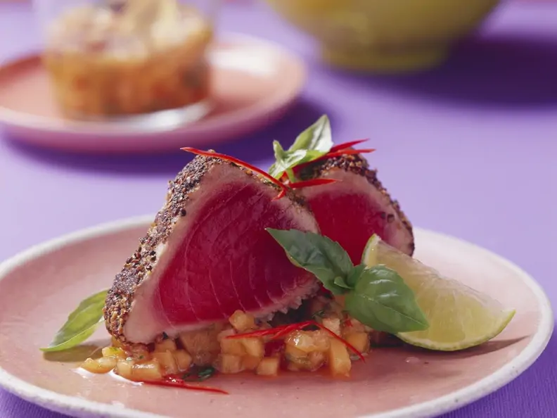 Thunfischsteak in Pfeffermantel mit Melonensalsa