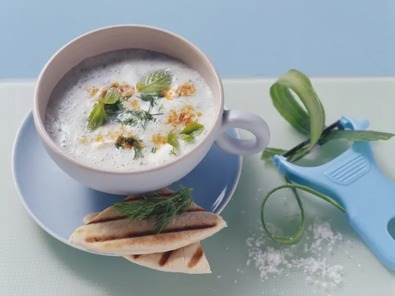 Gurkenkaltschale mit Joghurt und Minze