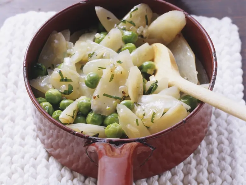 Erbsen-Schwarzwurzel-Gemüse mit Butter
