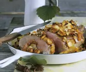 Gebratene Lammschulter mit Pilzen und Nüssen
