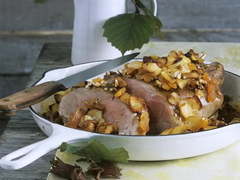 Gebratene Lammschulter mit Pilzen und Nüssen