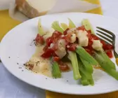 Stangensellerie mit Tomaten-Käse-Soße (Taleggio)