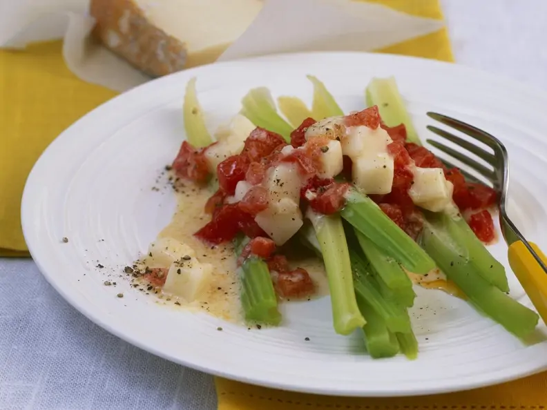 Stangensellerie mit Tomaten-Käse-Soße (Taleggio)