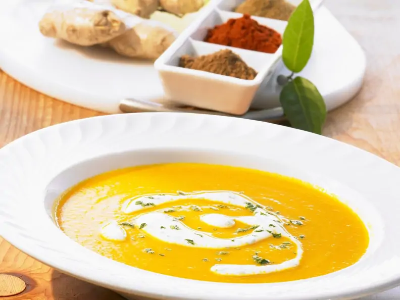 Möhrensuppe auf orientalische Art mit Ingwer und Schmand