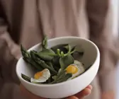 Salat aus grünem Spargel und Spinat mit Wachteleiern