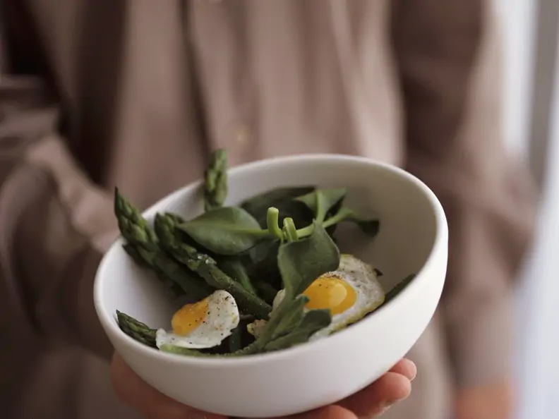 Salat aus grünem Spargel und Spinat mit Wachteleiern