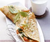 Pfannkuchen mit Gemüse und cremiger Kräuter-Soße