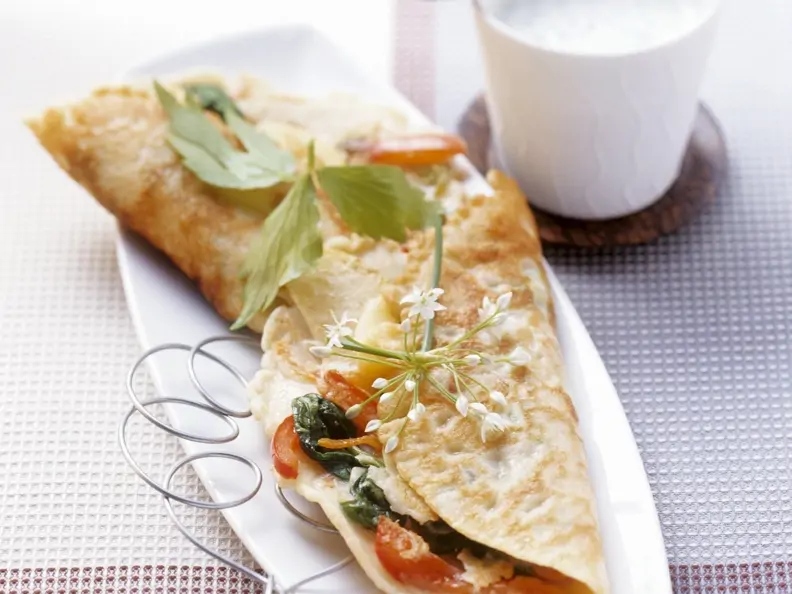 Pfannkuchen mit Gemüse und cremiger Kräuter-Soße
