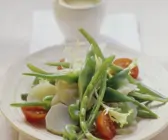 Grüner Bohnensalat mit Topinambur und Cherrytomaten