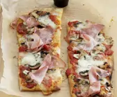 Pizzaschnitten mit Schinken und Pilzen