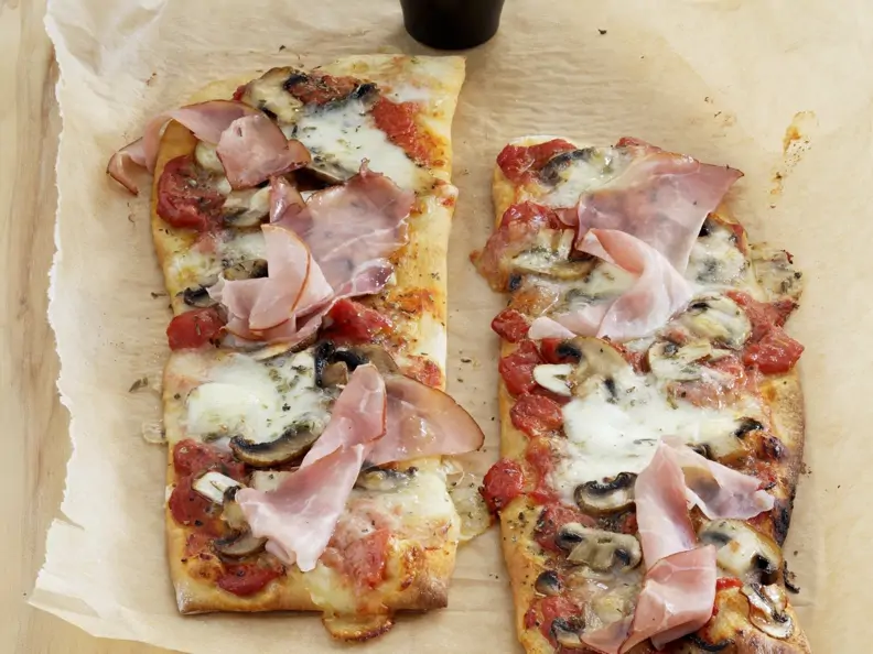 Pizzaschnitten mit Schinken und Pilzen