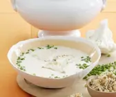 Blumenkohlcremesuppe mit Nusskrümmeln und Schnittlauch