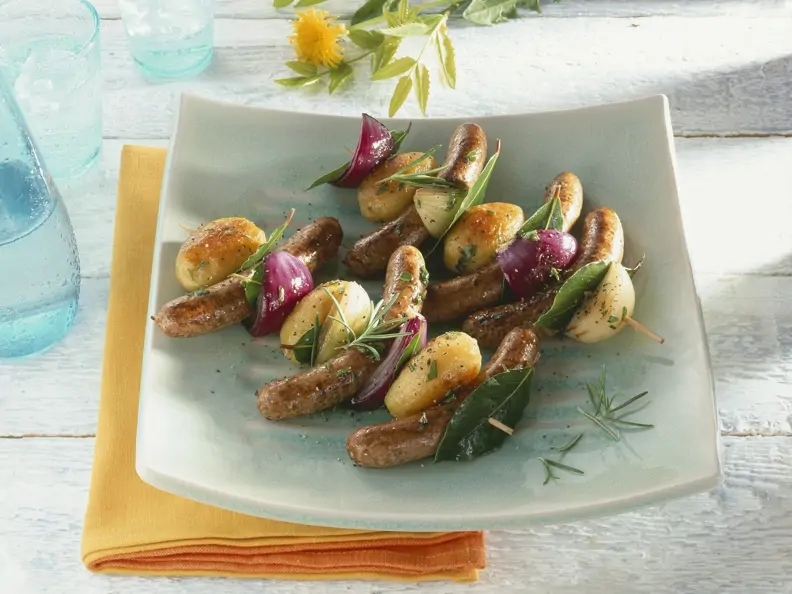 Gegrillte Kartoffel-Wurst-Spieße