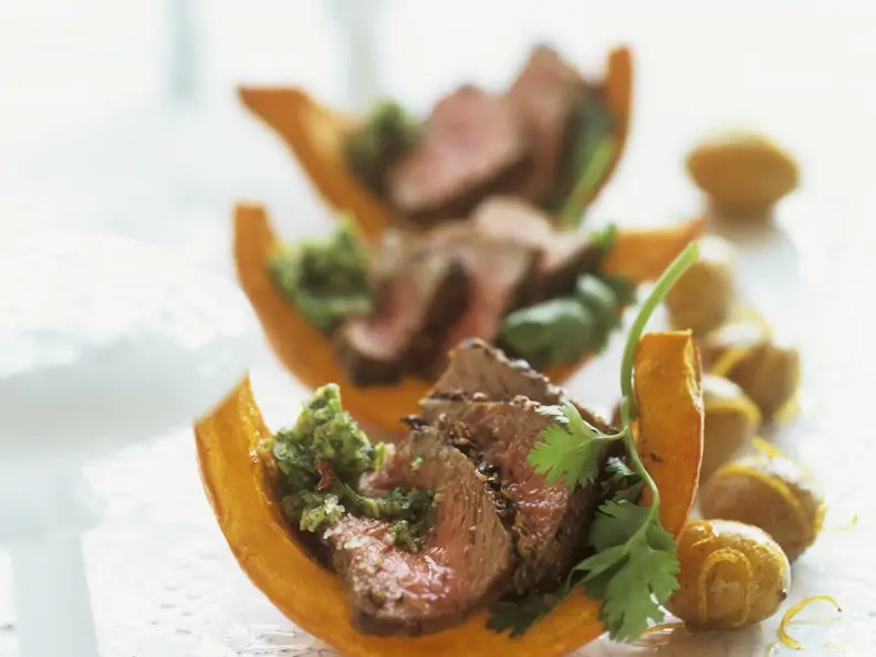 Kürbisspalten mit Pesto und Rückenbraten (Rumpsteak) und karamellisierten Kartoffeln