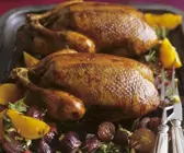 Gebratene Ente mit Zwiebeln und Orangen in-Honig-Rosmarin-Marinade