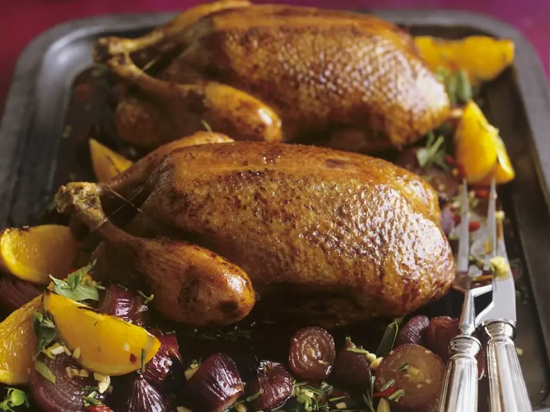 Gebratene Ente mit Zwiebeln und Orangen in-Honig-Rosmarin-Marinade