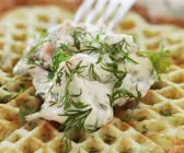 Pikante Waffel mit Garnelensalat