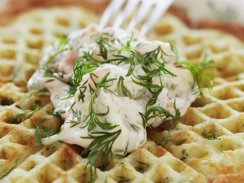 Pikante Waffel mit Garnelensalat