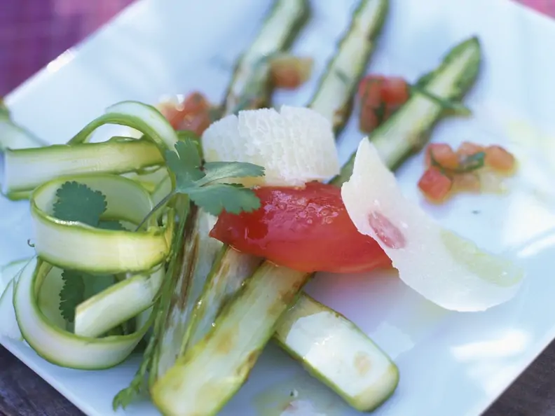 Gegrillter Spargel mit Zitrus-Dressing