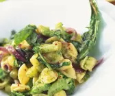 Pasta mit Zwiebeln und Brokkoli