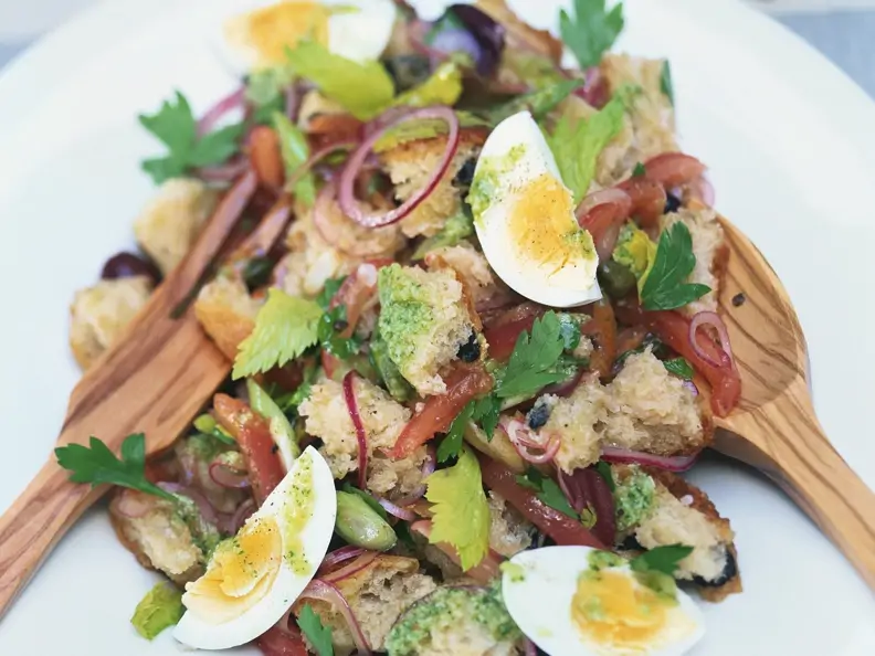Toskanischer Brotsalat mit Ei