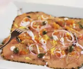 Carpaccio vom Lachs mit Kaviar und Kapern