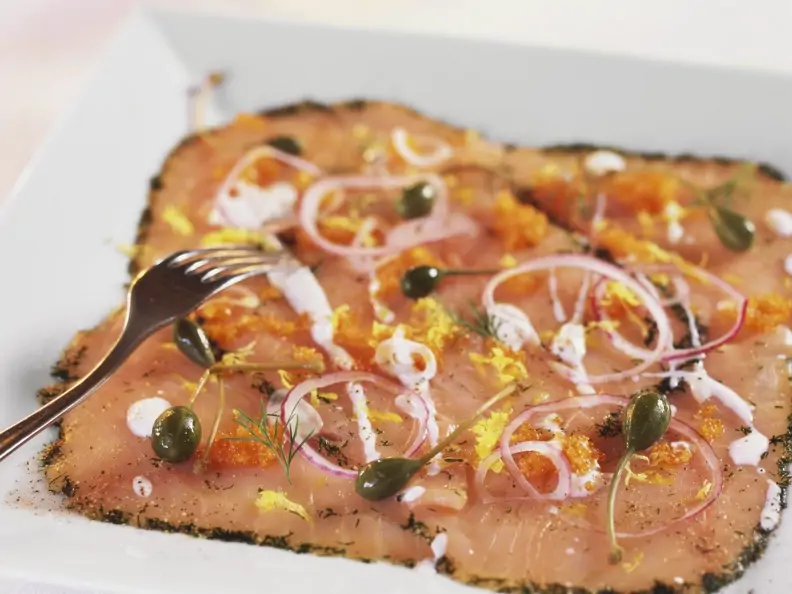 Carpaccio vom Lachs mit Kaviar und Kapern