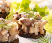 Pumpernickel mit gehacktem Matjes