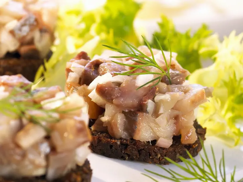 Pumpernickel mit gehacktem Matjes