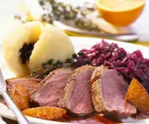 Entenbrust mit Orangensoße und Kartoffelklößen