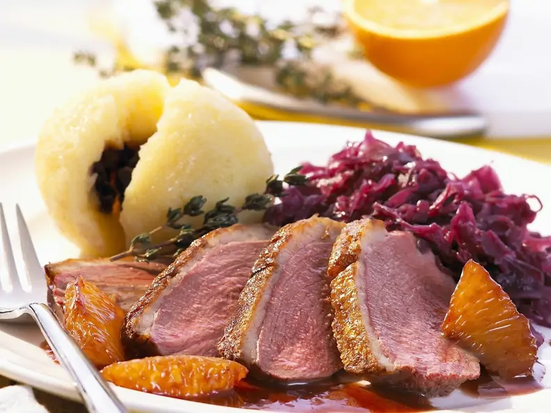 Entenbrust mit Orangensoße und Kartoffelklößen