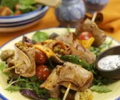 Spießchen mit Truhthahn dazu Blattsalat