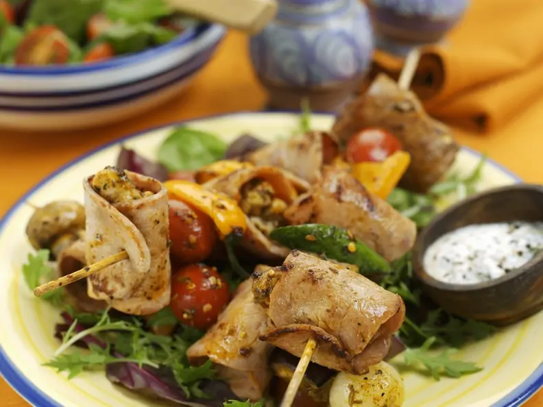 Spießchen mit Truhthahn dazu Blattsalat