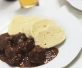 Saftgulasch mit Serviettenknödel