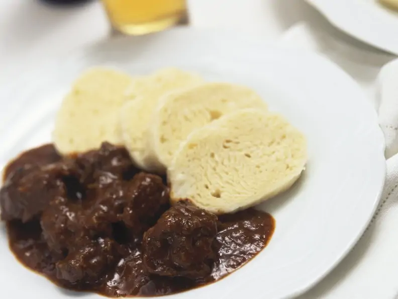 Saftgulasch mit Serviettenknödel