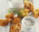 Frittierter Blumenkohl mit Eier-Kräuter-Dip