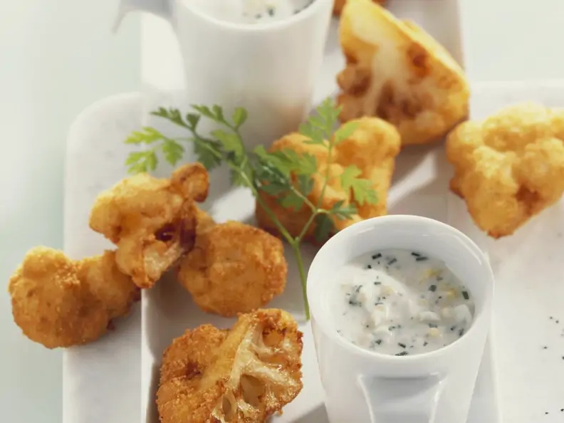 Frittierter Blumenkohl mit Eier-Kräuter-Dip